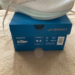 Brooks Hyperion size 81/2 gently used like new